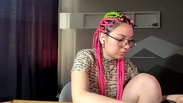 Snapshot of KlairRoms chatting on March 16, 8:07 am KlairRoms online show from March 16, 8:07 am