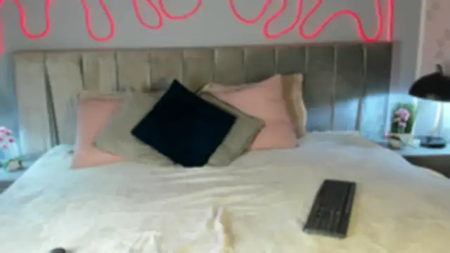 im Valskin online show from May 18, 12:21 pm