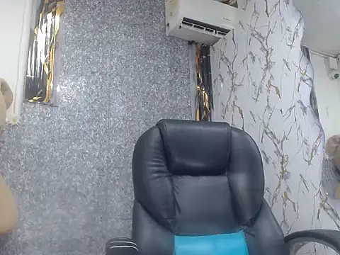 Snapshot of isa_x18 chatting on July 15, 6:37 pm isa x18 online show from July 15, 6:37 pm