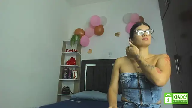 Snapshot of Mariana_and_Ronny chatting on May 18, 10:14 pm Mariana and Ronny online show from May 18, 10:14 pm