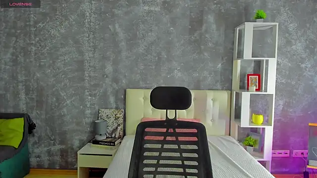 Snapshot of Shiny_Liss chatting on May 12, 1:35 am Shiny Liss online show from May 12, 1:35 am