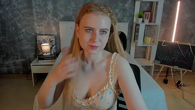 Snapshot of Shiny_Liss chatting on June 12, 1:36 am Shiny Liss online show from June 12, 1:36 am