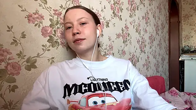 Snapshot of EleneShedden chatting on March 15, 12:45 pm EleneShedden online show from March 15, 12:45 pm