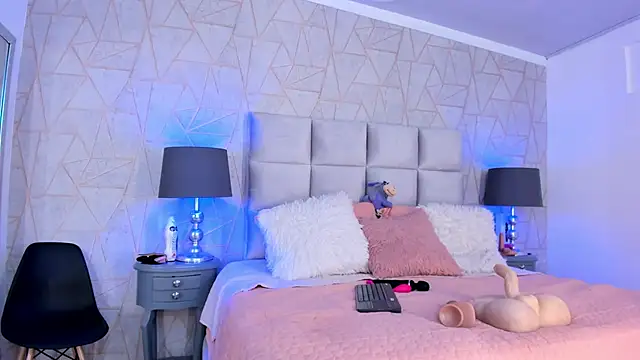 YaraBliss  online show from March 17, 8:45 pm