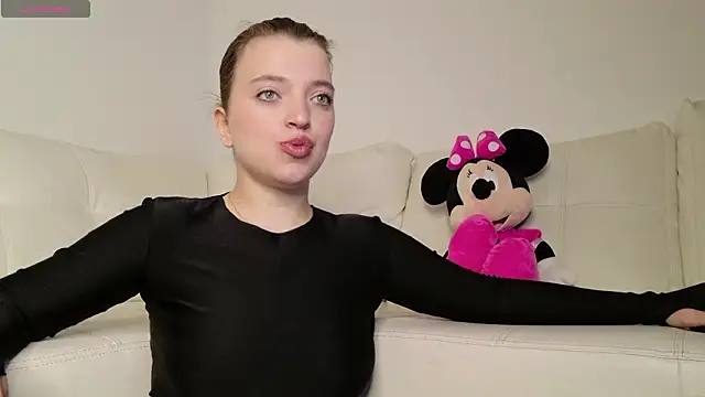 Snapshot of Minnie_mouse_18 chatting on March 15, 5:20 pm Minnie mouse 18 online show from March 15, 5:20 pm