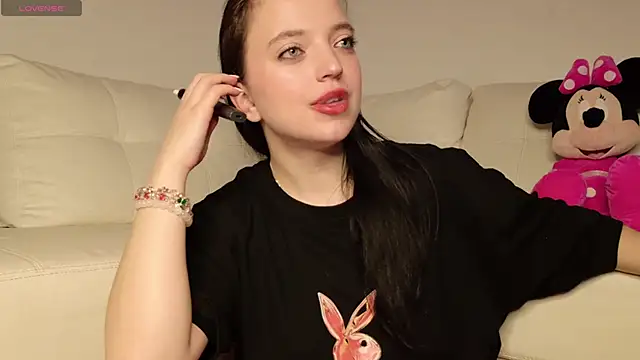 Snapshot of Minnie_mouse_18 chatting on March 14, 8:37 pm Minnie mouse 18 online show from March 14, 8:37 pm