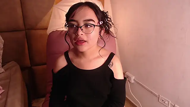 Snapshot of Mini_Rouse chatting on May 28, 5:41 pm Mini Rouse online show from May 28, 5:41 pm