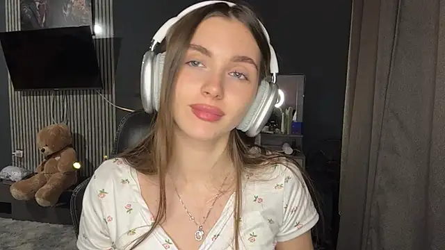 Veluxe online show from April 6, 4:30 pm