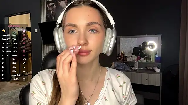 Veluxe online show from April 8, 3:02 pm