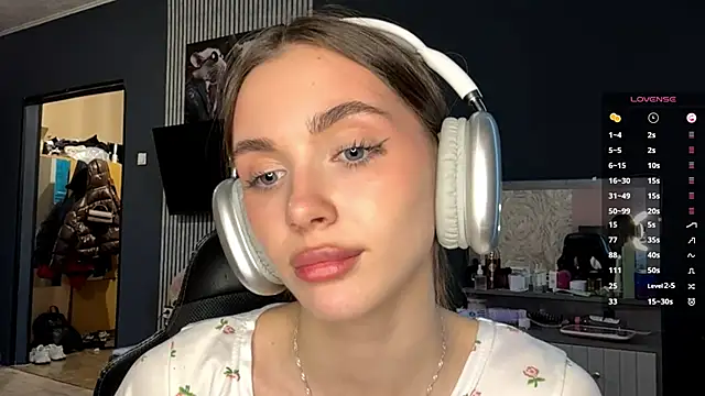 Veluxe online show from March 31, 3:14 pm