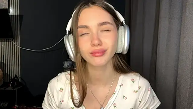 Veluxe online show from April 7, 2:52 pm