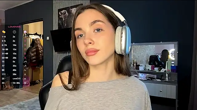 Veluxe online show from March 29, 3:02 pm