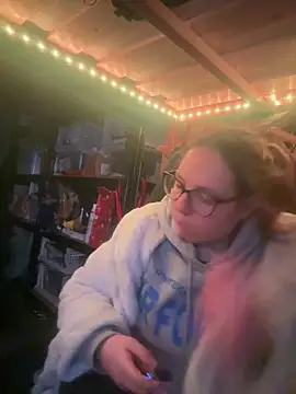 curvyneon online show from March 31, 7:05 pm