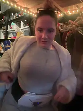 curvyneon online show from April 3, 2:12 pm