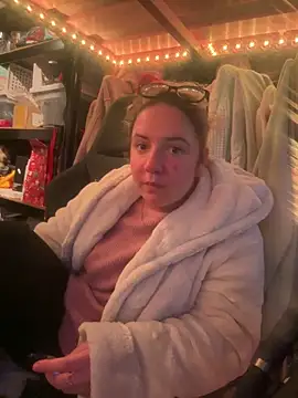 curvyneon online show from April 4, 7:20 pm