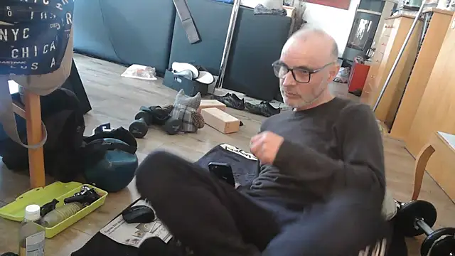 Snapshot of Thomate24 chatting on March 20, 1:23 pm Thomate24 online show from March 20, 1:23 pm