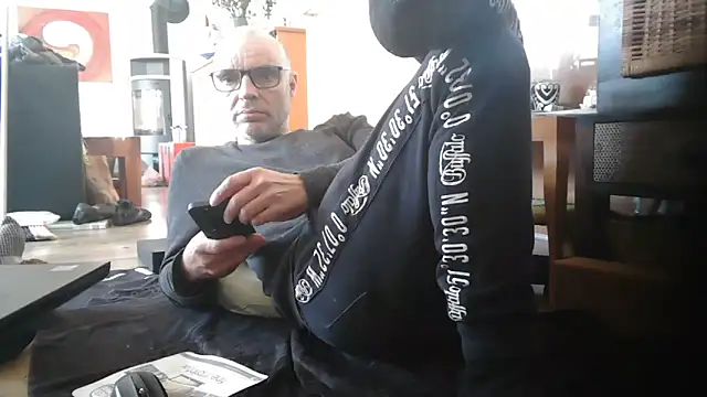 Snapshot of Thomate24 chatting on March 18, 1:24 pm Thomate24 online show from March 18, 1:24 pm