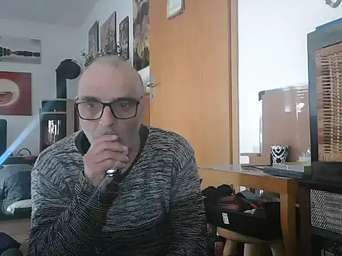 Snapshot of Thomate24 chatting on March 28, 8:15 am Thomate24 online show from March 28, 8:15 am