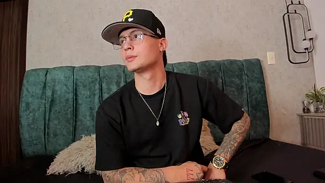 Santii Twink online show from March 18, 5:43 am