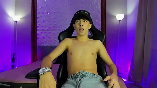 Snapshot of Michaell_twinkk_ chatting on March 15, 4:41 am Michaell twinkk online show from March 15, 4:41 am