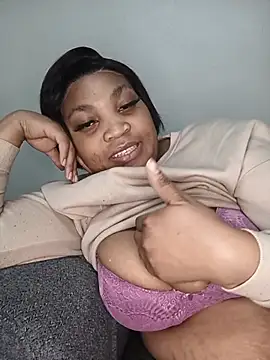 Snapshot of BeverlyQueen15 chatting on May 30, 9:42 pm BeverlyQueen15 online show from May 30, 9:42 pm