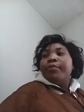 Snapshot of BeverlyQueen15 chatting on June 16, 6:24 am BeverlyQueen15 online show from June 16, 6:24 am