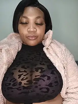 Snapshot of BeverlyQueen15 chatting on May 29, 2:06 am BeverlyQueen15 online show from May 29, 2:06 am