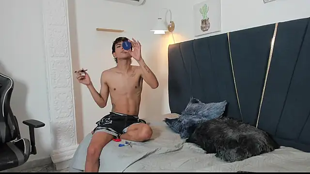 Snapshot of Enzo_love18 chatting on May 16, 3:38 am Enzo love18 online show from May 16, 3:38 am