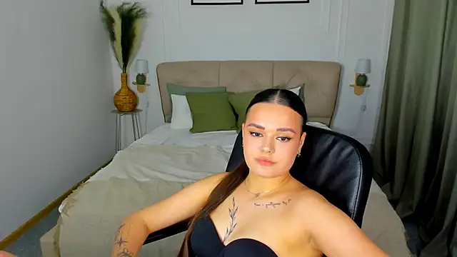 EvaRaider online show from April 18, 7:58 pm