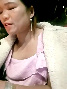 Snapshot of maymay121 chatting on March 16, 4:31 am maymay121 online show from March 16, 4:31 am