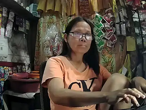 Snapshot of mommylicious_23 chatting on June 23, 1:09 pm mommylicious 23 online show from June 23, 1:09 pm