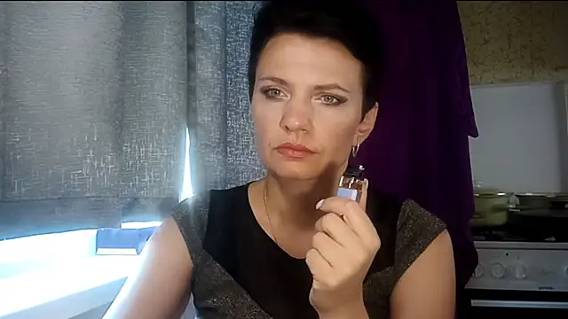 HotMamaQueen234 online show from July 27, 11:50 am