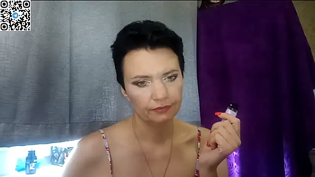 Snapshot of HotMamaQueen234 chatting on June 10, 10:38 am HotMamaQueen234 online show from June 10, 10:38 am