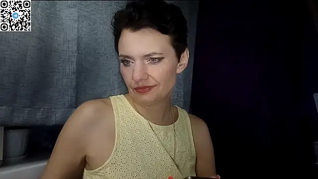 Snapshot of HotMamaQueen234 chatting on June 4, 9:19 pm HotMamaQueen234 online show from June 4, 9:19 pm