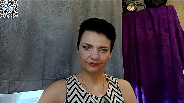 Snapshot of HotMamaQueen234 chatting on May 22, 9:40 am HotMamaQueen234 online show from May 22, 9:40 am