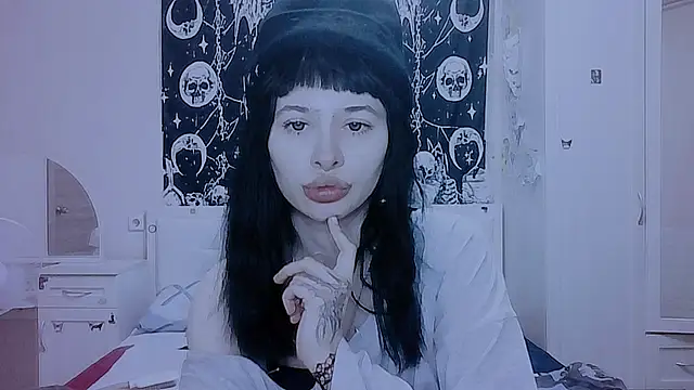 AllisonDeetz online show from April 28, 7:07 pm