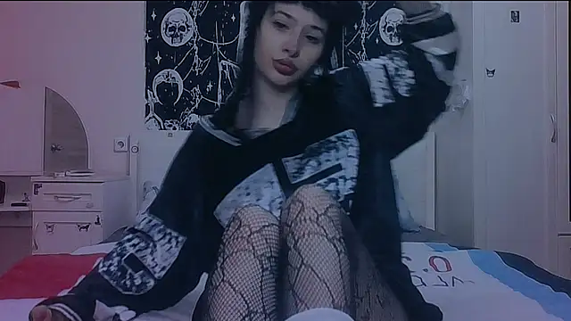 AllisonDeetz online show from April 11, 7:50 pm