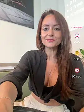 Snapshot of skarletthorne chatting on June 4, 9:25 am skarletthorne online show from June 4, 9:25 am