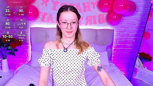 AmelieViolet online show from May 5, 9:45 am