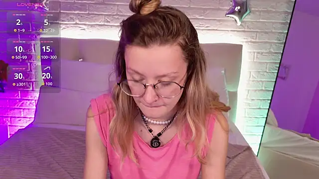 Snapshot of AmelieViolet chatting on June 1, 10:04 am AmelieViolet online show from June 1, 10:04 am