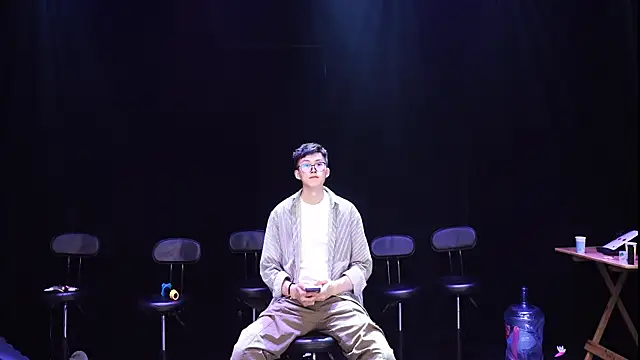 LookingBoy-001 online show from March 28, 6:31 pm
