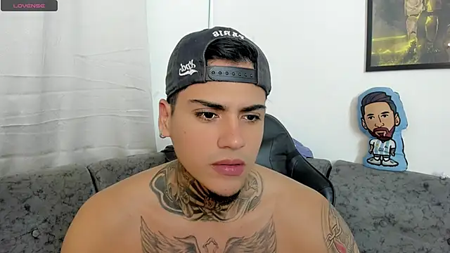 sweetlatinoboy online show from June 26, 11:43 pm