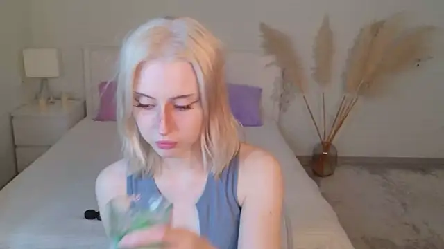 Snapshot of oh__lily chatting on May 12, 1:39 pm oh lily online show from May 12, 1:39 pm