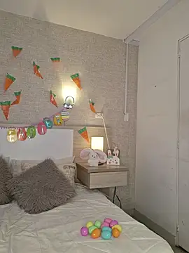 Scarlet Evanss  online show from April 1, 8:17 pm