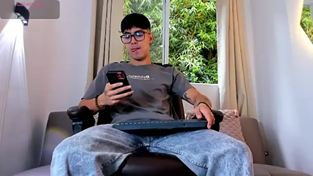 Snapshot of etham_wolf1 chatting on June 8, 6:52 pm etham wolf1 online show from June 8, 6:52 pm