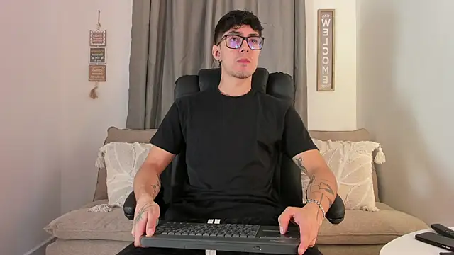 Snapshot of etham_wolf1 chatting on March 25, 5:34 pm etham wolf1 online show from March 25, 5:34 pm