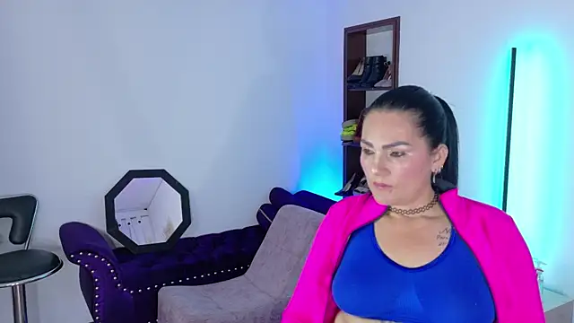 Snapshot of Scarlet_Hiit chatting on July 9, 4:24 am Scarlet Hiit online show from July 9, 4:24 am