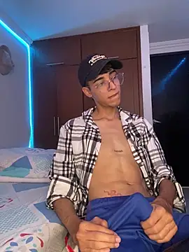 Snapshot of Milo_Gunnar chatting on June 6, 7:41 pm Milo Gunnar online show from June 6, 7:41 pm