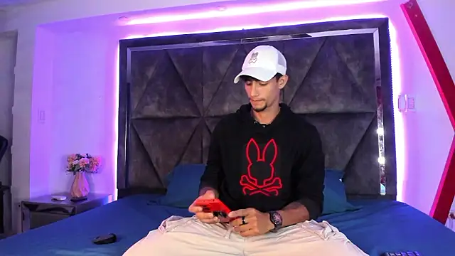 MaxiimoRomano  online show from March 18, 12:08 pm