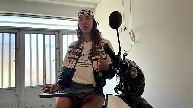 Snapshot of Julieta_Jol chatting on June 1, 1:44 pm Julieta Jol online show from June 1, 1:44 pm